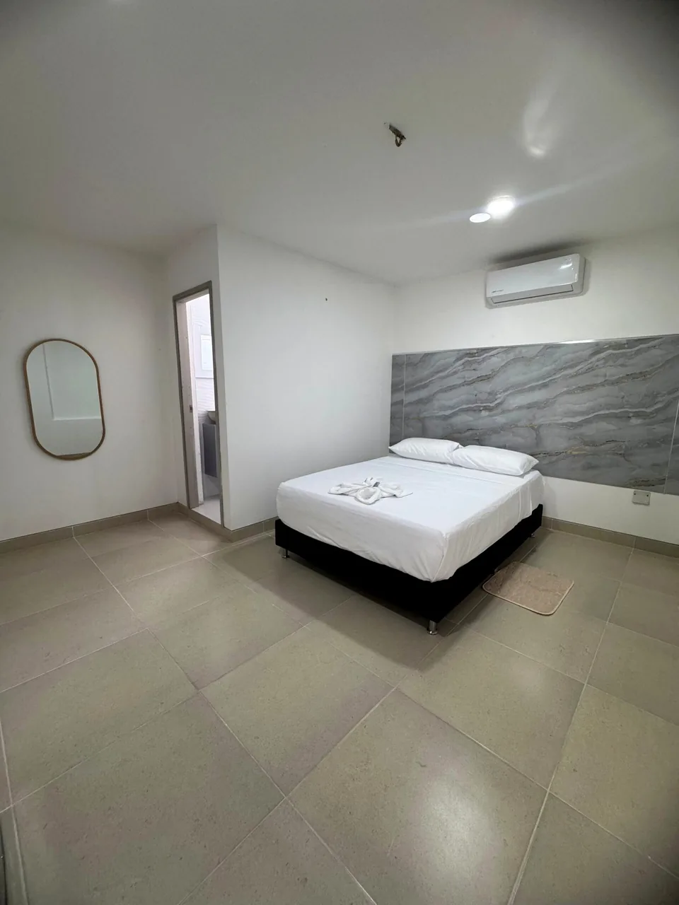 Habitación ordenada del Hotel Karolina Real en Apartadó, lista para recibir al viajero que viene a Urabá.