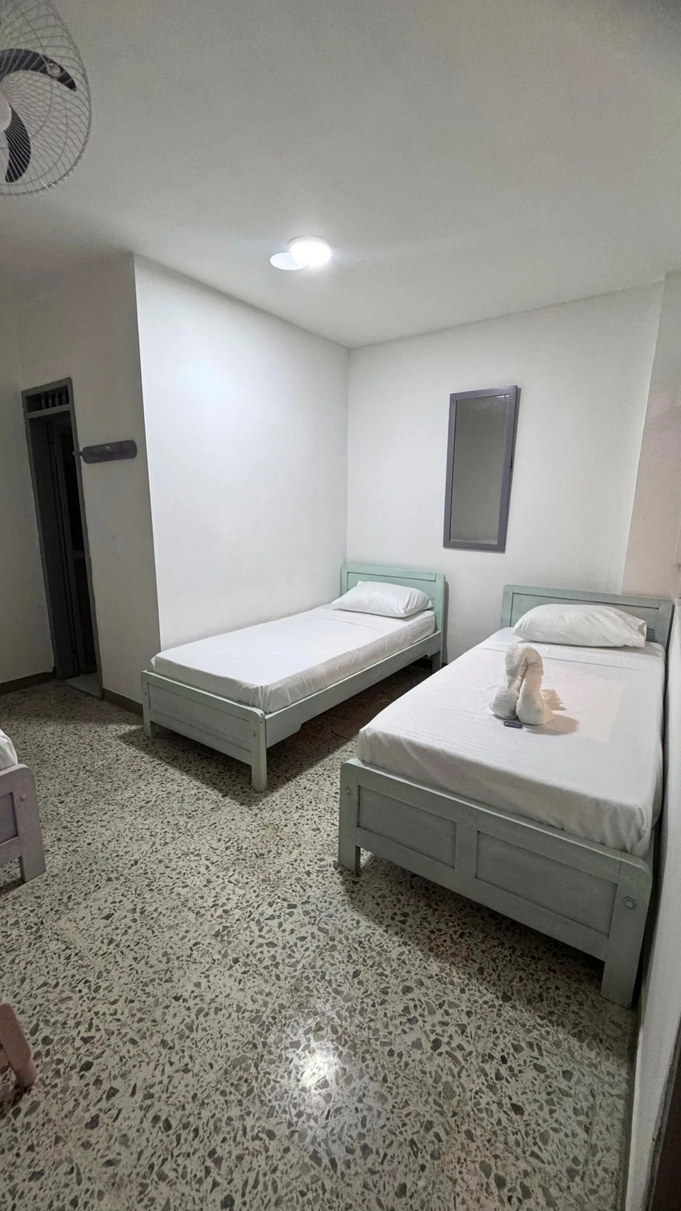 Habitación sencilla y funcional del Hotel Karolina Real en Apartadó.