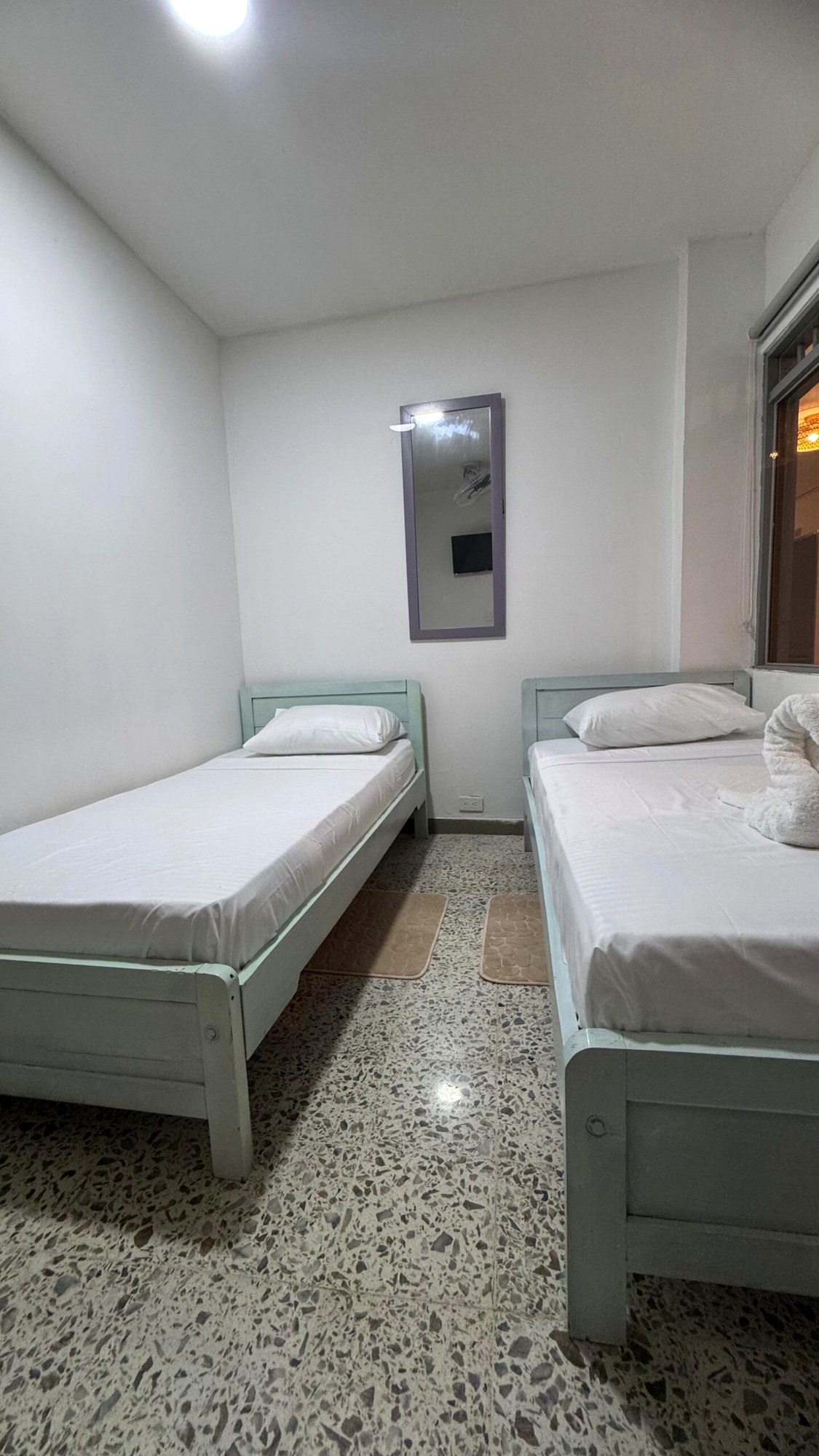 Habitación estándar con dos camas individuales y ropa de cama blanca